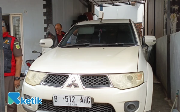 Foto Satu unit mobil Pajero Sport berwarna putih dengan plat nomor B 512 AHG, yang terdaftar atas nama PT Magna Beatum, yang disita sebagai barang bukti untuk penyidikan lebih lanjut, Selasa 09 Juli 2025 ( Foto: M Nanda/ketik)