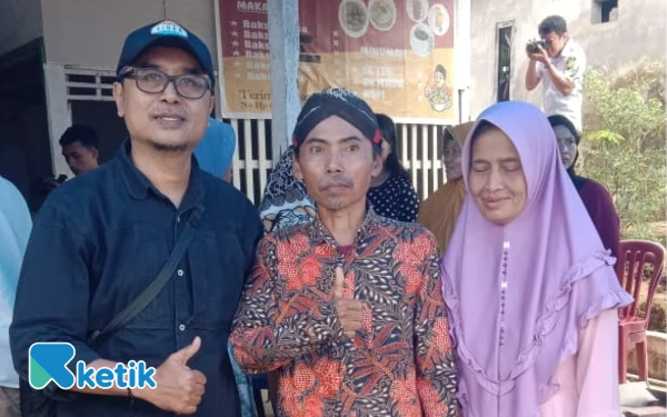 Foto Kepala Bagian Hukum Setda Sleman, Hendra Adi, beserta salah satu warga transmigran asal Sleman tepatnya dari Mejing, Ambarketawang, Gamping, Sleman. (Foto: Hendra/Ketik)