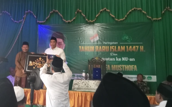 Foto KH. Zulfa Mustafa saat terima kenang-kenangan dari KH. Warits Anwar ( foto : Ach. Suni / KETIK )