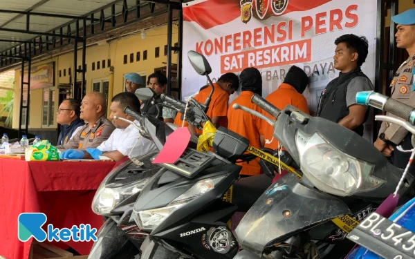 Foto Barang bukti sepeda motor dalam perkara curanmor yang dihadirkan di konferensi pers Polres Abdya di Mapolres Abdya, Blangpidie, Rabu, 9 Juli 2025. (Foto: T. Rahmat/Ketik)