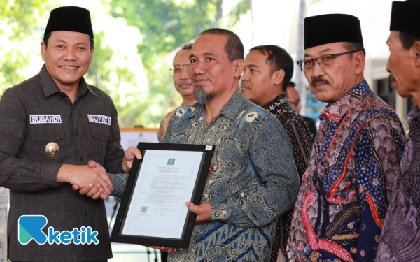 Foto Bupati Sidoarjo Subandi secara simbolis menyerahkan akta pendirian Koperasi Merah Putih di Pendapa Delta Wibawa pada Selasa (8 Juli 2025). (Foto: Kominfo Sidoarjo)