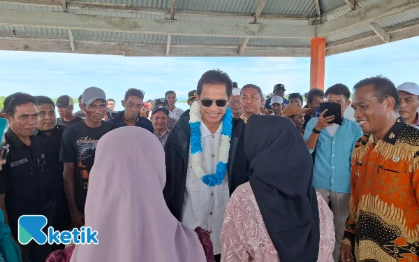 Foto Wabup Helmi saat disambut di pelabuhan Desa Tawabi Kecamatan Kayoa (Foto: Mursal/Ketik.co.id)