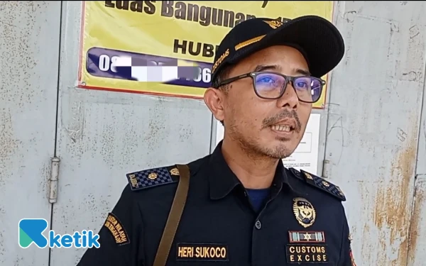 Foto Kepala Seksi Perbendaharaan Bea Cukai, Heri Sukoco saat diwawancara usai melakukan penyitaan aset milik PT Indonesia Paragon Comal. (Foto: Slamet/Ketik)