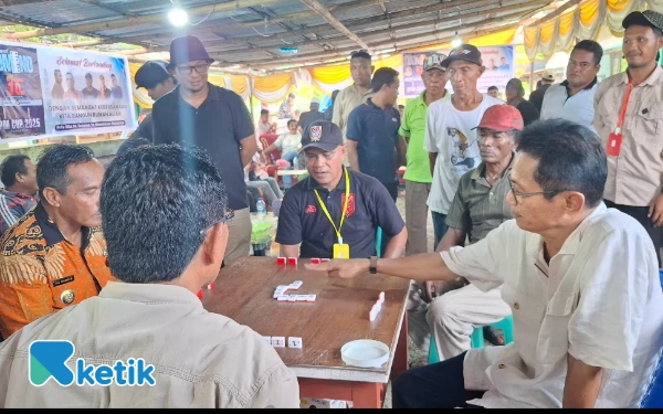 Foto Wabup Helmi Umar Muchsin menyempatkan diri bermain domino melawan mantan punggawa Persiter Ternate Ikram Selang Cs yang di menagankan pasangan Wabup Helmi Cs (Foto: Mursal/Ketik.co.id)
