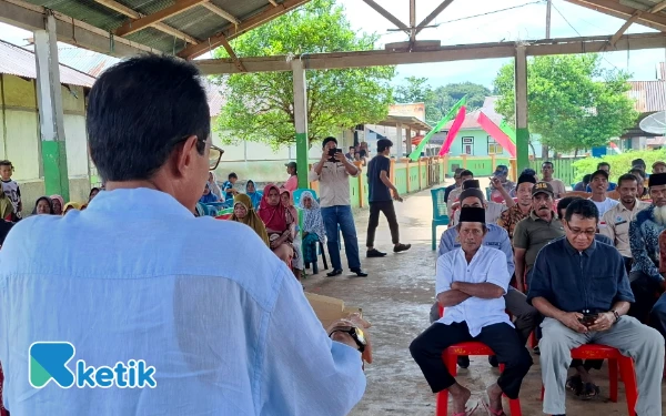 Foto Wabup Helmi saat memberi sambutan di hadapan warga Desa Ngute-Ngute (Foto: Mursal/Ketik.co.id)