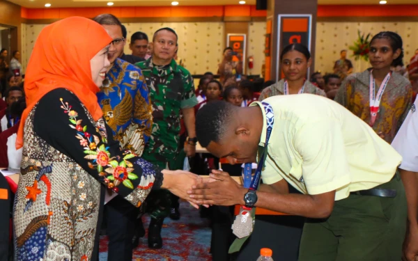 Foto Gubernur Khofifah dan Kepala Dinas Pendidikan Prov. Jatim Aries Agung Paewai memberikan hadiah untuk para pelajar asal Papua (Foto: Biro Adpim Pemprov Jatim)