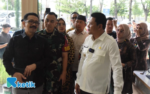 Foto Bupati Sidoarjo Subandi mendengarkan penjelasan dr Agus dari pimpinan RS Anwar Medika Balongbendo.  (Foto: Putri/Prokopim Pemkab Sidoarjo)
