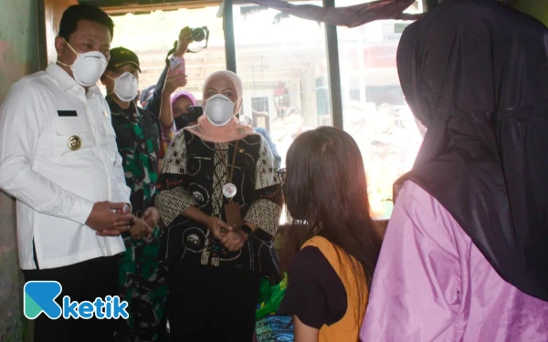 Foto Bupati Sidoarjo menjenguk Chaela yang menderita sakit paru-paru, infeksi perut, dan meningitis pada Jumat (11 Juli 2025). (Foto: Kominfo Sidoarjo).