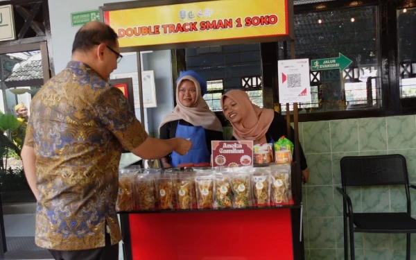 Foto Kepala Dinas Pendidikan Provinsi Jawa Timur, Dr. Aries Agung Paewai meninjau unit produksi. (Foto: Happy Kuntum)