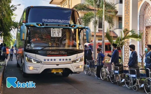 Foto Bus yang membawa rombongan jemaah haji kloter 97 tiba di Asrama Haji Surabaya, Jumat, 11 Juli 2025. (Foto: Fitra/Ketik)