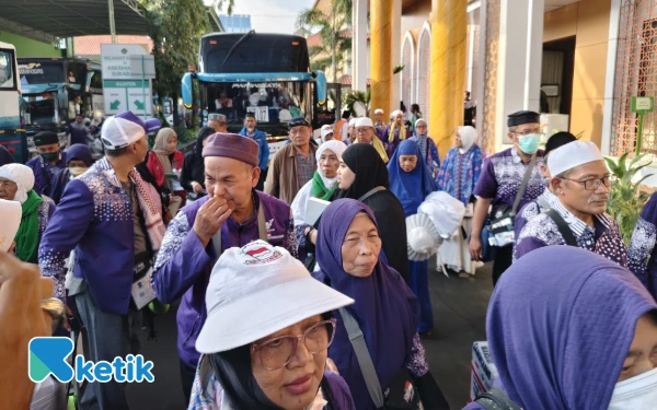 Foto Jemaah haji kloter terakhir 97 tiba di Asrama Haji Surabaya, Jumat, 11 Juli 2025. (Foto: Fitra/Ketik)