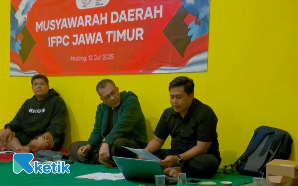 Foto Binar Bintang AP (kanan) saat memimpin jalannya sidang Musda IFPC Jatim. (Foto : Sutejo/ ketik)