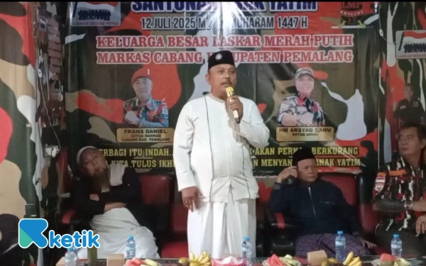 Foto Kepala Desa Kalirandu sekaligus Dewan Penasehat LMP Pemalang, Tabiin saat sambutan di acara santunan anak yatim yang diselenggarakan LMP Marcab Pemalang (Foto: Slamet/Ketik)