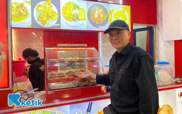 Foto Potret Pemilik Babah Hoi Liangga Sindu Bastian. (Foto: Shinta Miranda/Ketik.co.id)