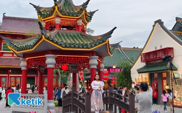 Foto Pengunjung menyewa Hanbok di Shanghai Park untuk berfoto, Minggu, 13 Juli 2025. (Foto: Fitra/Ketik)