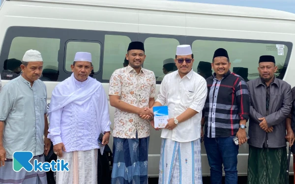 Foto Penyerahan satu unit mobil operasional dari Jamaluddin Idham untuk Abuya Syekh H Amran Wali di Blangpidie, Abdya, Minggu, 13 Juli 2025. (Foto: T. Rahmat/Ketik)