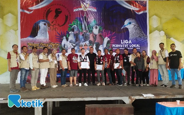Foto Para juri dan panitia kontes merpati hias Malang Fancy Pigeon Show 2025 foto bersama setelah  kontes.. (foto : Sutejo/ ketik)