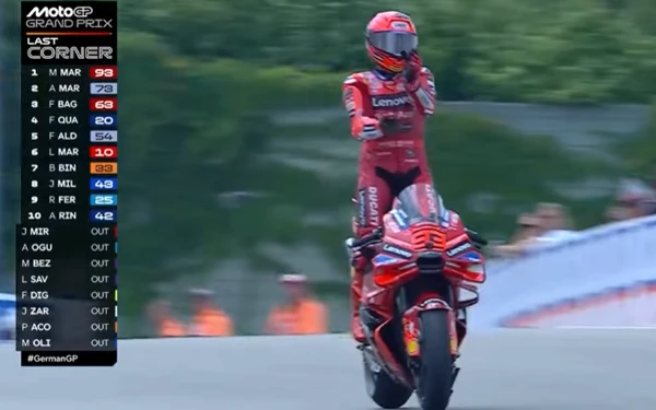 Foto Marc Marquez selebrasi kemenangan ala aura farming pacu jalur di GP Jerman, 13 Juli 2025. (Foto: Tangkapan layar Youtube motogp)