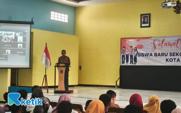 Foto Wali Kota Batu Nurochman menyampaikan sambutan pada pembukaan Sekolah Rakyat di UPT PPSPA Bimasakti Kota Batu memasuki asrama, Senin 14 Juli 2025. (Foto: Sholeh/Ketik)