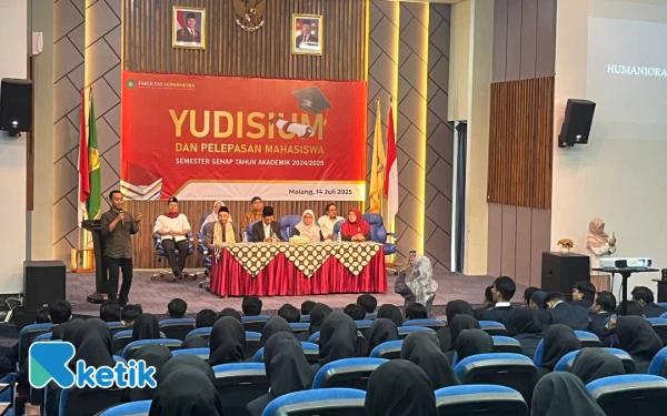 Foto Pemimpin Redaksi Ketik Naufal Ardiansyah saat menjadi narasumber pembekalan kepada mahasiswa peserta yudisium Fakultas Humaniora UIN Malang di Home Theatre, Senin (14/7/2025). (Foto: Lutfia/Ketik)