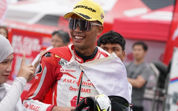 Foto Rider Astra Honda asal Magetan Jatim Adenanta Putra merayakan kemenangan di race kedua ARRC Motegi, Minggu 13 Juli 2025. (Foto: ARRC)