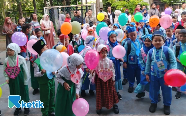 Foto Hari pertama Masa Pengenalan Lingkungan Sekolah (MPLS) tahun ajaran 2025/2026 di SDN Pakis III, Kecamatan Sawahan, Surabaya pada Senin (14/7/2025). (Foto: Rifat/Ketik)