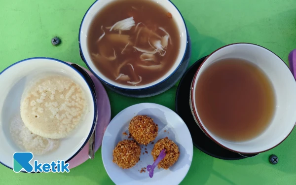 Foto Menu Ronde Semarang, seperti serabi, ronde balur kacang, dan ronde campur. Menu ini paling diminati pembeli. (Foto: Fitra/Ketik)