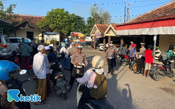 Foto Satlantas Polres Sampang saat menggelar operasi patuh 2025 pada Senin, 14 Juli 2025(Foto: Mat Jusi/Ketik).