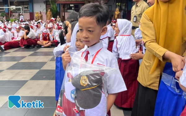 Foto Seragam gratis beserta atribut yang diberikan kepada siswa SD di Kota Malang. (Foto: Lutfia/Ketik)