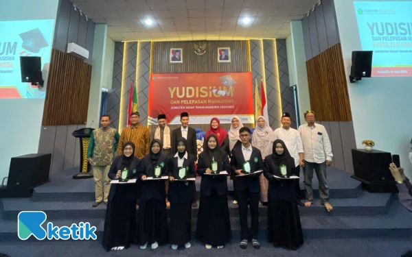 Foto Yuli bersama kaprodi Bahasa dan Sastra Arab Dr. Abdul Basid, S.S., M.Pd dan rekan-rekannya. (Foto: Lalu Ahmad/Ketik)