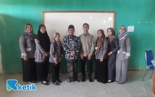 Foto Ketua Yayasan Moh.Zainuddin beserta tenaga pengajar SMK PJ Hasan Besari di dusun Sawahan Bangilan, Kabupaten Tuban (15 Juli 2025)(Foto Ahmad Istihar/Ketik)