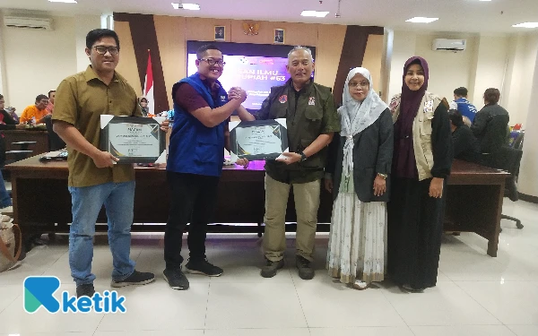 Foto Koordinator SRPB Jatim Wawan Kimiawan memberikan penghargaan pada narasumber. (foto : Sutejo / ketik)