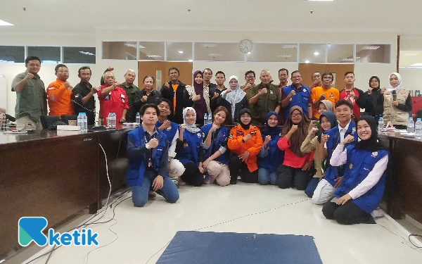 Foto Sebagian peserta dan narasumber foto bersama. (foto : Sutejo / ketik)