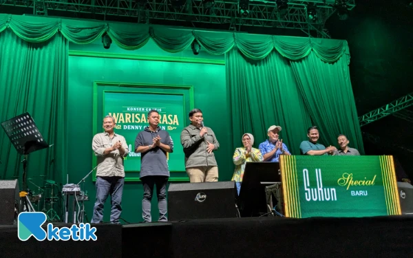 Foto Bupati Jepara H. Witiarso Utomo (Mas Wiwit) bersama Wakil Bupati Muhammad Ibnu Hajar (Gus Hajar) dan jajaran Forkopimda menyampaikan apresiasi kepada PT Sukun di atas panggung konser “Warisan Rasa” Denny Caknan, yang digelar di Alun-Alun Jepara, Selasa (15/7/2025) malam, (Foto: Malik Naharul/Ketik.com)