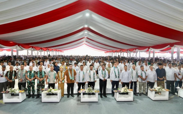 Foto Mentan Amran bersama jajaran Forkopimda Kediri saat acara sarasehan dengan petani tebu di Plosoklaten, Selasa 16 Juli 2025. (foto : Humas Pemkab Kediri).