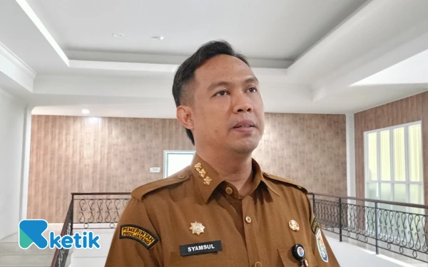 Foto Bupati Cilacap, Syamsul Aulia Rachman saat diwawancara. (Foto:Nani Eko/Ketik)