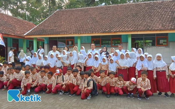 Foto Bunda Indah di SDN Klakah 04 bersama para siswa (Foto : Abdul Fatah/Ketik.com)
