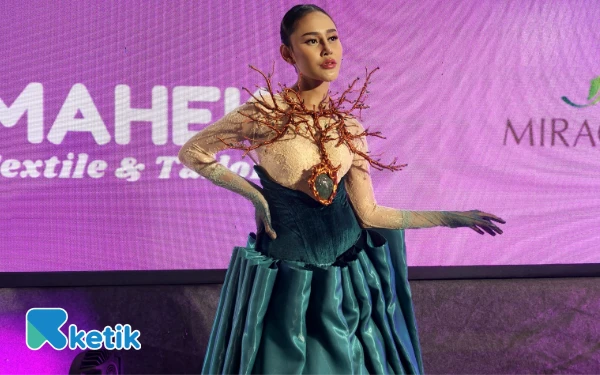 Foto Salah satu karya yang menarik perhatian, karya Jessica Dorothy Limanta, Mahasiswa Desain Fashion dan Tekstil PCU. (Foto: Husni Habib/Ketik)