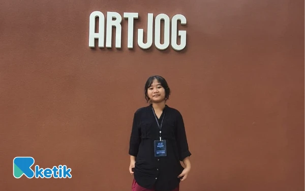Foto Di usianya yang baru 14 tahun, Dorothea menjadi salah satu barista termuda yang berpartisipasi dalam pameran seni tahunan bergengsi  ARTJOG 2025. (Foto: Febi/Ketik)