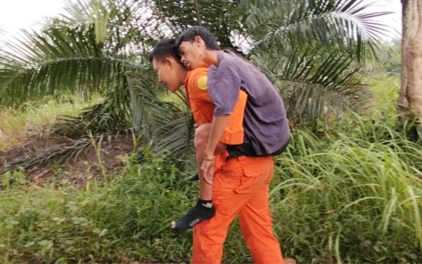Foto Momen haru evakuasi Indra Winarko (26), karyawan tambang PT. UMKJP yang hilang di hutan Banyuasin selama dua hari. Selasa 15 Juli 2025 (Foto: Dok Basarnas for Ketik)