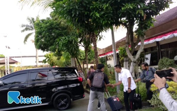 Foto KPK memeriksa sejumlah kades terkait kasus dugaan korupsi dana hibah pokmas DPRD Jatim. (Foto: Binar Gumilang/Ketik)