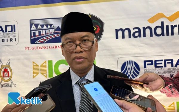 Foto Dekan Fakultas Hukum Uniska, Dr. H. Zainal Arifin saat dikonfirmasi usai acara seminar nasional yang digelar Fakultas Hukum Kediri, Kamis 17 Juli 2025. (foto : Aan/Ketik).