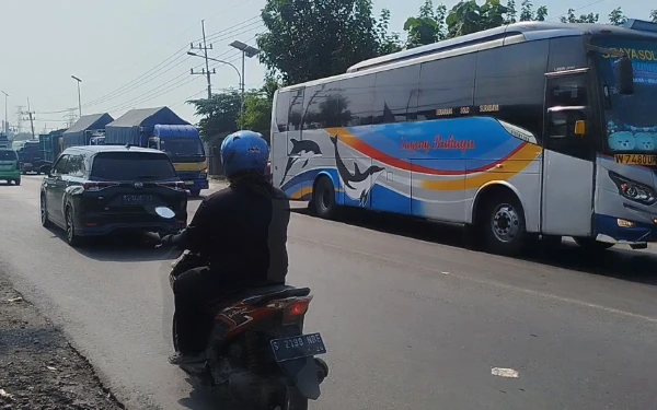 Foto lokasi tkp bus sugeng rahayu ngeblong di jalur nasional by pass depan rest area gunung gedangan kota mojokerto ( foto : sholahudin)