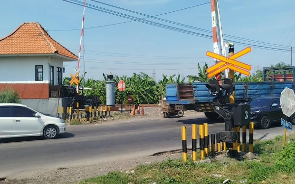 Foto perlintasan rel kereta api jalur nasional by pass kota mojokerto depan rest area gunung gedangan kota mojokerto ( foto : sholahudin)