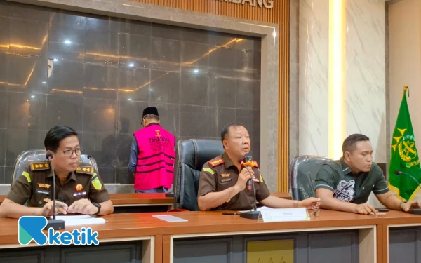 Foto Hutamrin kepala Kejaksaan Negeri Palembang di dampingi Kasipidsus Arjansah  serta Kasi intelijen Dr. Hardiansyah dalam konfrensi pers yang di gelar di Kejaksaan Negeri Palembang. Kamis 17 Juli 2025 (Foto: M Nanda/Ketik)
