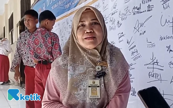 Foto Wakil Kepala SMPN 2 Sragi Pekalongan, Ratna Herawati saat diwawancara terkait kegiatan MPLS, Kamis, 17 Juli 2025 (Foto: Slamet/Ketik)