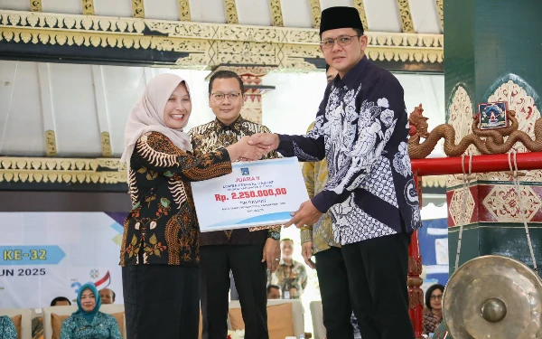 Foto Wabup Sleman Danang Maharsa (kanan) saat menyerahkan penghargaan bagi para prestator di tingkat kabupaten. (Foto: Prokopim Sleman/Ketik)