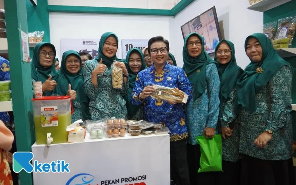 Foto Wakil Bupati dan Ketua Tim Penggerak PKK Kabupaten Cilacap berkunjung ke salah satu stand di Expo. (Foto: Nani Eko/Ketik)