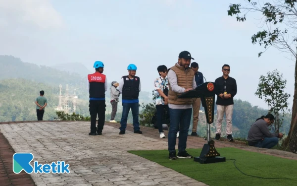 Foto ‎Wakil Wali Kota Batu Heli Suyanto saat menyampaikan sambutan Pembukaan BISTF Paragliding Accuracy League 2025 di Take off Gunung Banyak, Jumat 18 Juli 2025. (Foto: Sholeh/Ketik)
