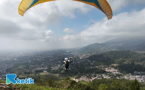 Foto ‎Peserta BISTF Paragliding Accuracy League 2025 berkostum Spiderman bersiap take off di Gunung Banyak, Kelurahan Songgokerto Kota Batu Jumat 18 Juli 2025. (Foto: Sholeh/Ketik)

‎

‎